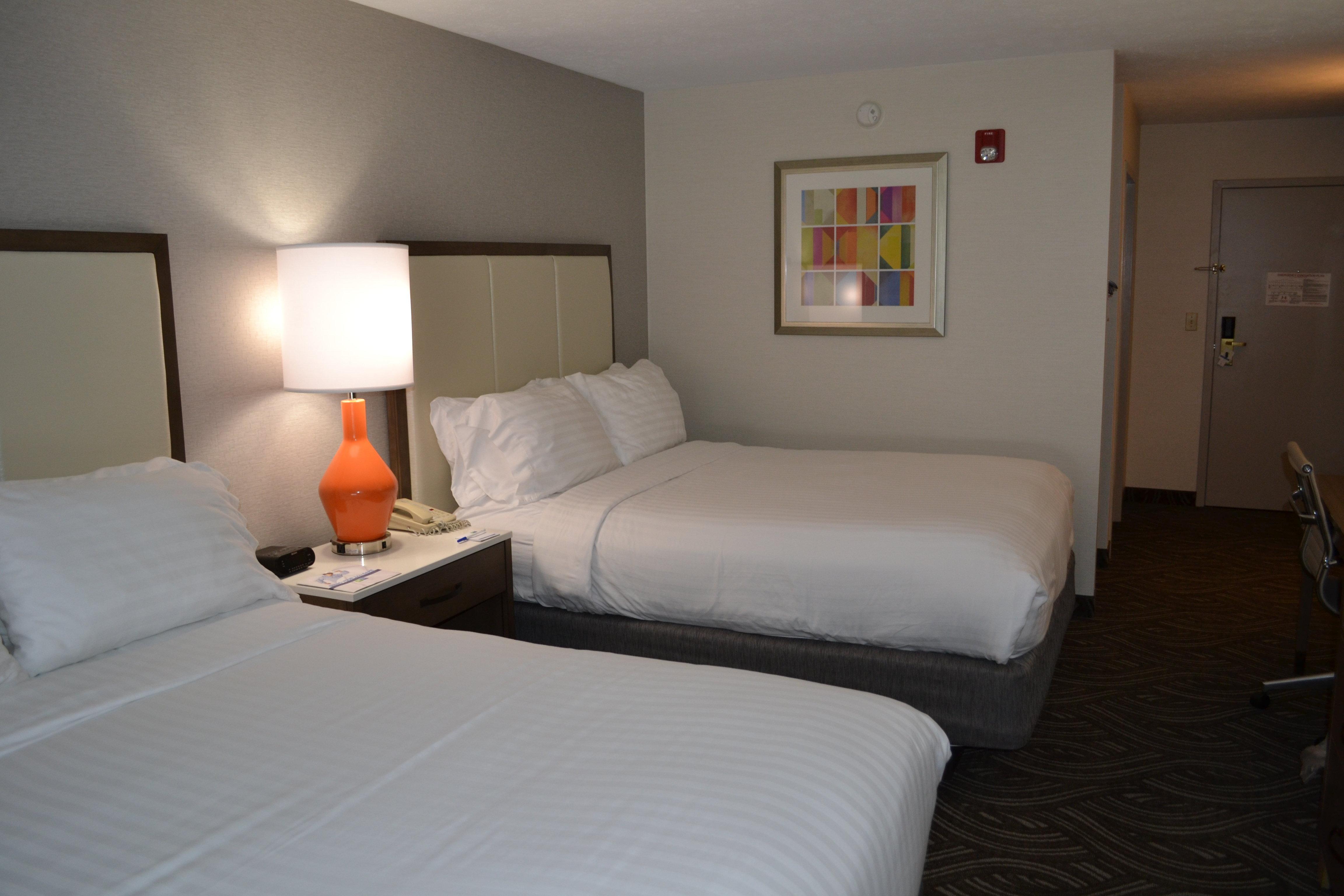 Holiday Inn Express Hotel & Suites Kent State University Exterior photo