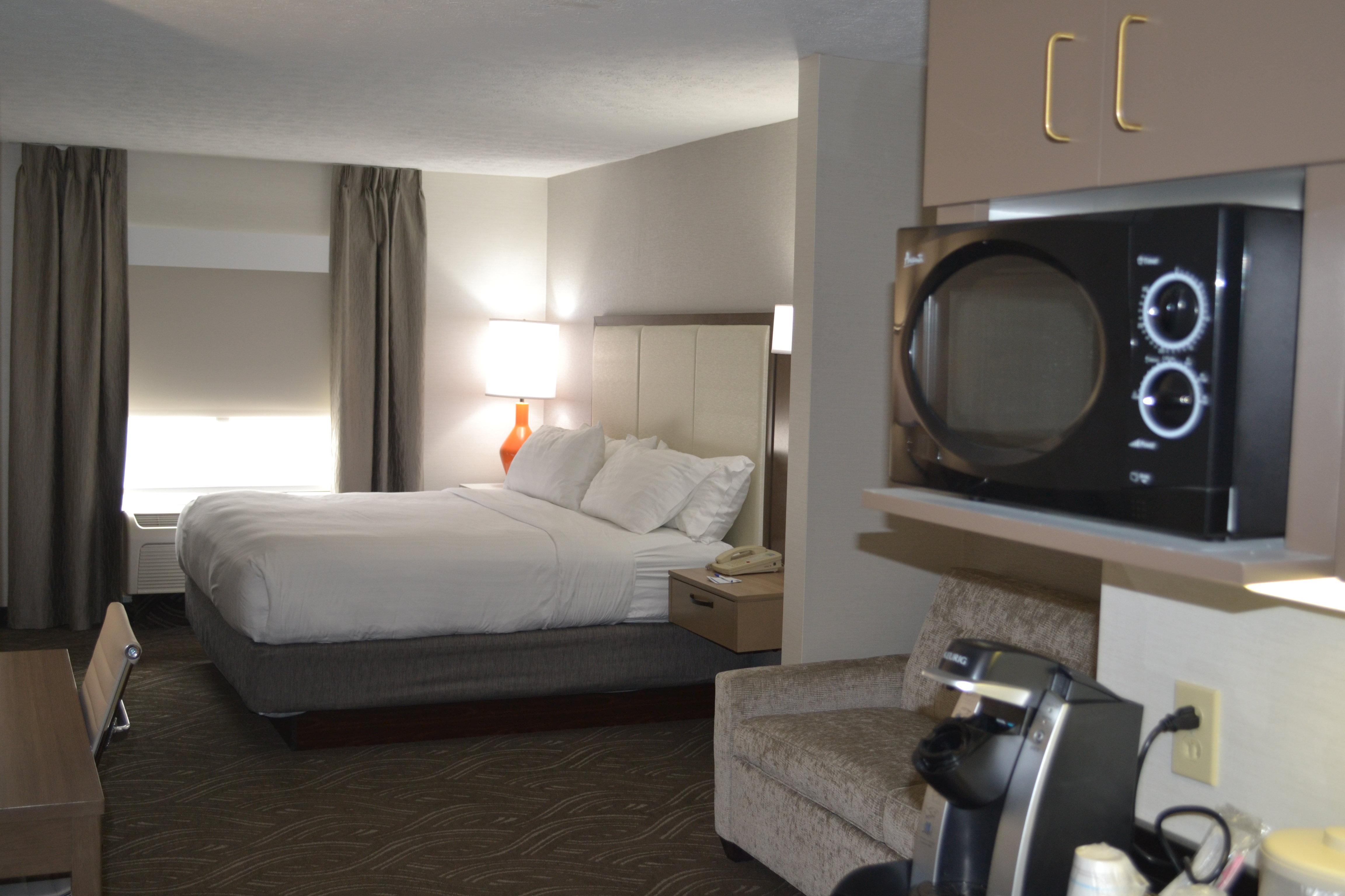 Holiday Inn Express Hotel & Suites Kent State University Exterior photo