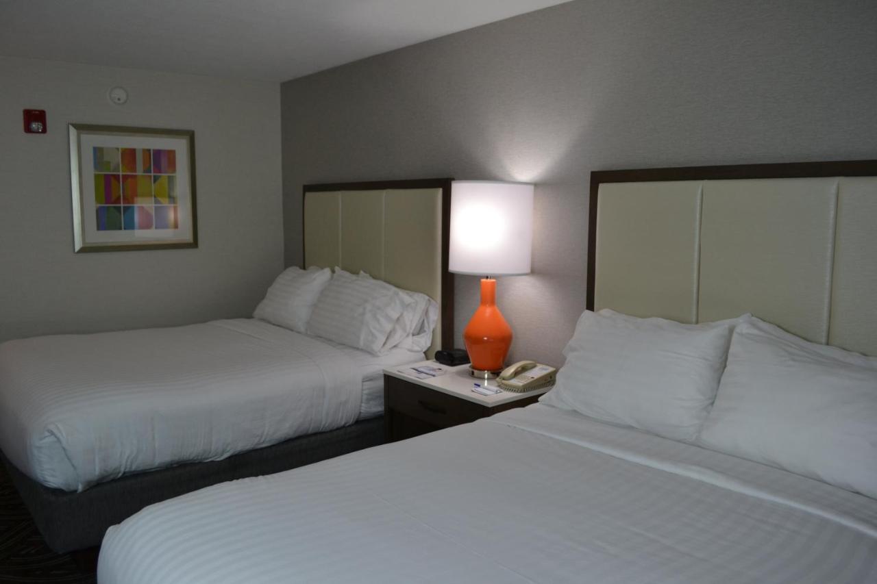 Holiday Inn Express Hotel & Suites Kent State University Exterior photo